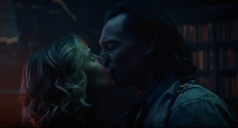 Loki & Sylvie kissing each other